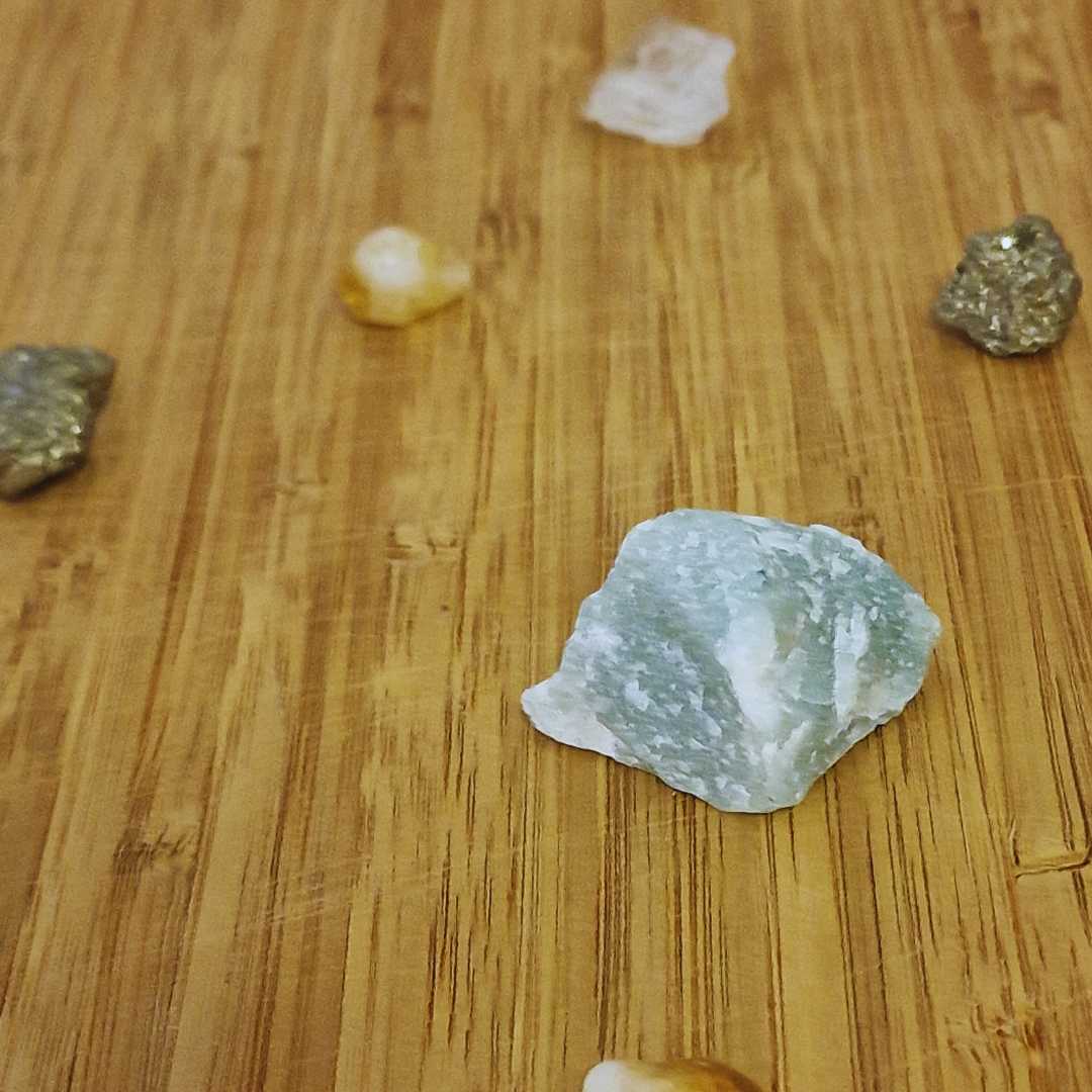 kiviasetelma kivigrid kristalligrid aventuriini sitriini pyriitti vuorikristalli hahtuva kotimainen verkkokauppa