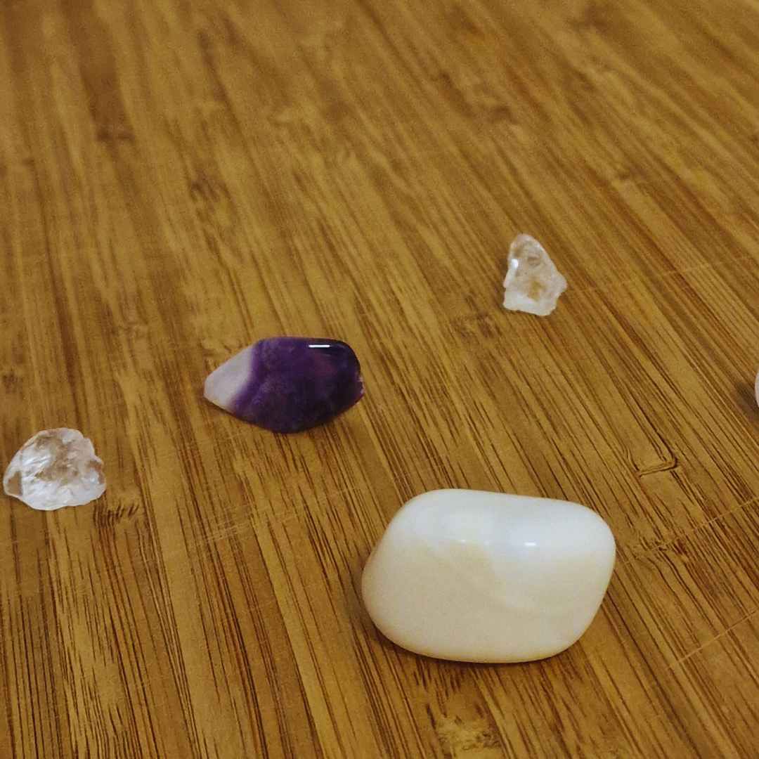 kiviasetelma kivigrid kristalligrid ametisti valkoinen opaali chevron ametisti ruusukvartsi vuorikristalli hahtuva kotimainen verkkokauppa