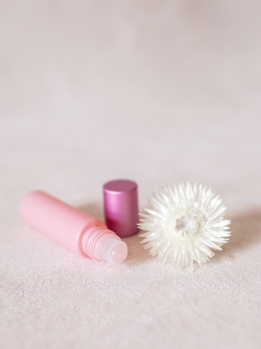 Setti 6 kpl pastellinvärisiä roll on -pulloja luonnonkivirullalla