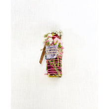Lataa kuva Galleria-katseluun, Laventeli &amp; Ametisti mehiläisvaha -suitsuke (Bee&#39;s Sneeze Herbal Torch) 4&quot; - Hahtuva

