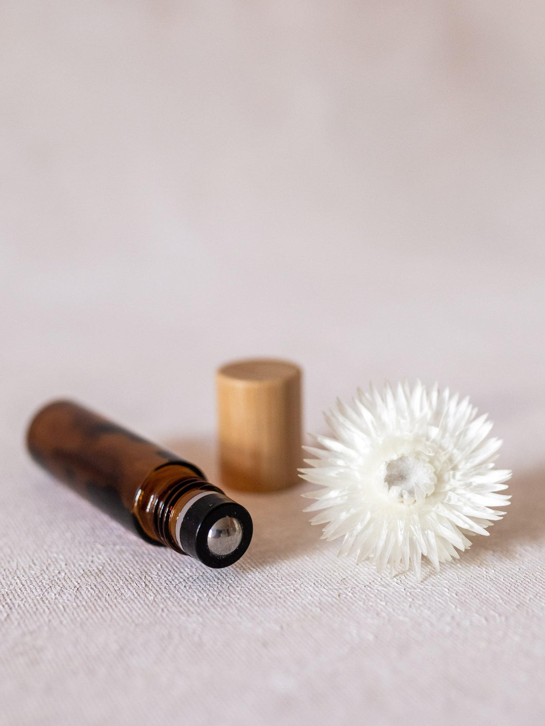 Roll on 10ml pullo - Ruskea lasi, premium roll on -pallolla sekä bambukorkilla - Hahtuva